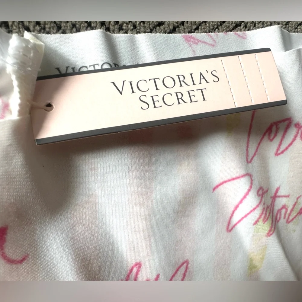 VS | No-Show Hiphugger Panty Love Victoria M NWT